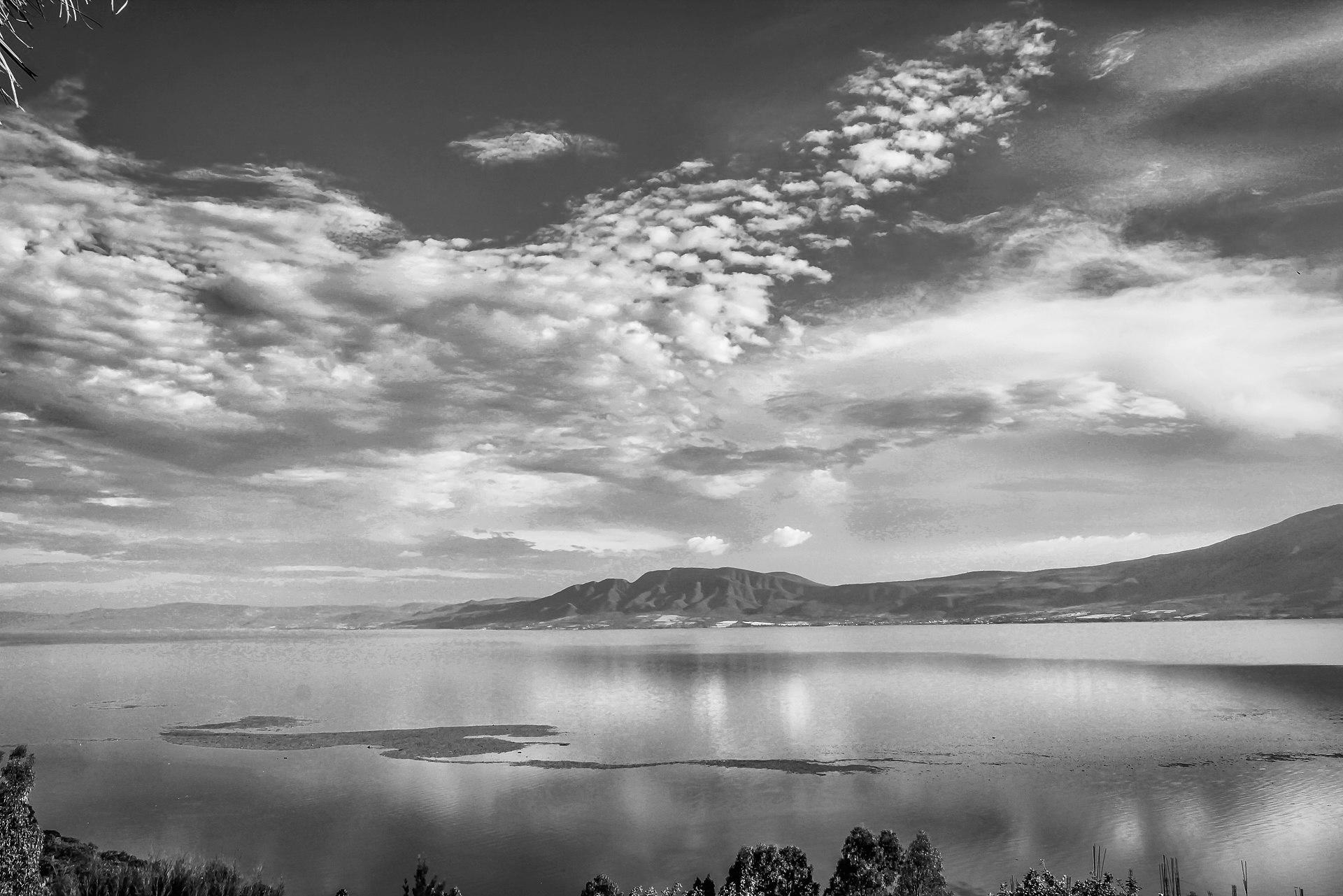 Lake Nahá, the largest lake in Auritania, was the center of many western pre-colonial civilizations.